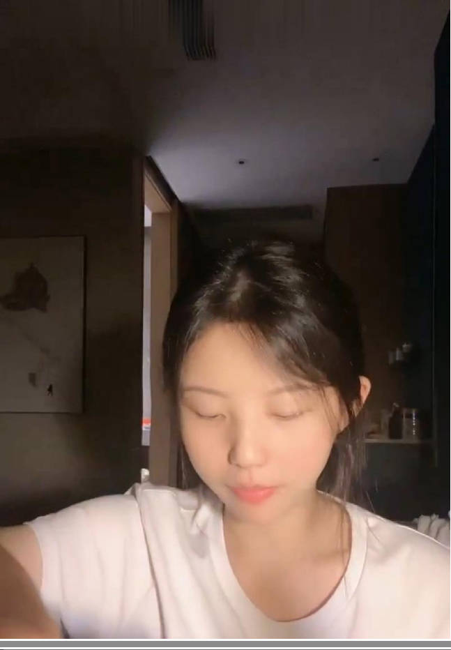 （情侶自拍） 妹子臉蛋不錯 只是胸部有些外擴下垂