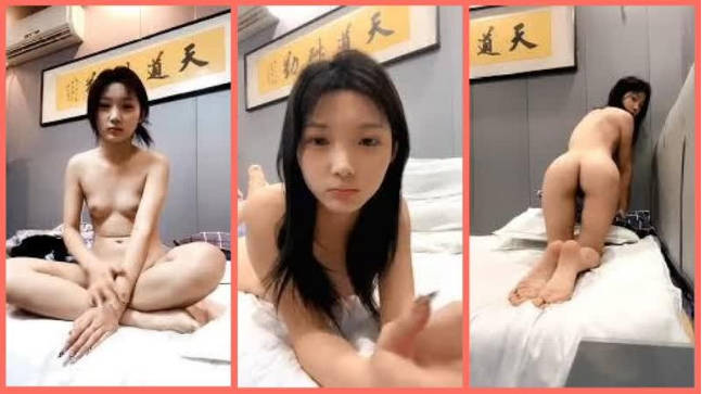 白桃味的悠悠深夜露脸撩骚狼友，清纯可爱的小妹全裸互动，掰开骚狼友给狼友看特写，撅着屁股求草淫声荡语不断