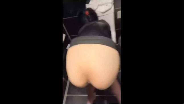 酒吧刚认识的公交车妹子，被内射后从不清理，在厕所操到尿失禁！