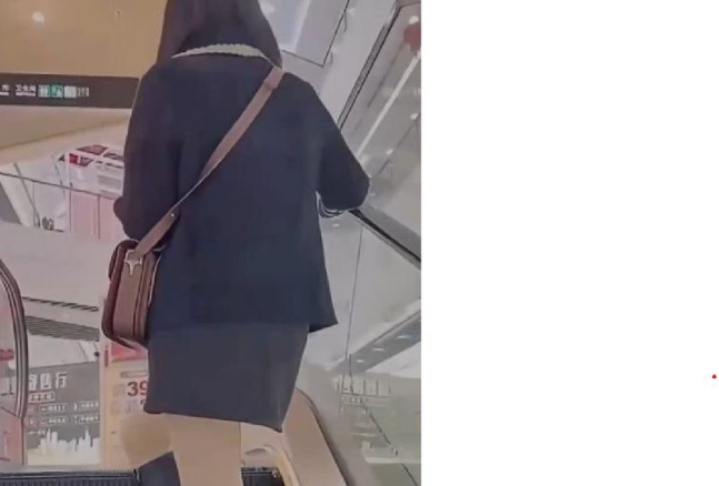 商場試衣間和美女偷情，干到中途有人來換衣服，差點被發現了