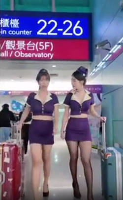 有纹身的小美女露脸镜头前直播赚外快，听狼友指挥自慰骚穴，一个手指抠进去浪叫呻吟，掰开骚逼看特写好刺激