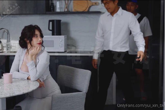 客廳出租給外人讓夫妻倆性愛時多一位觀眾