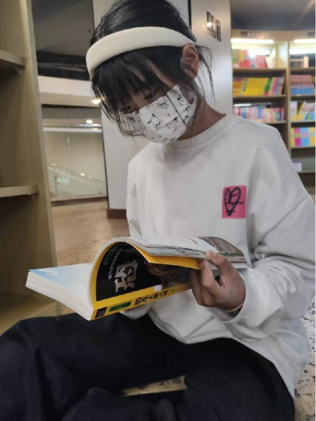 这个妹子除了毛有点多，其他的都很不错，特别是胸部 软乎乎的 奶头很小