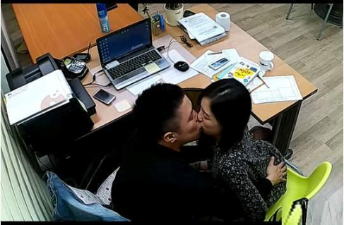 黑客破解某公司攝像頭偷拍經理與女祕書在辦公室看黃片探討AV姿勢讓女祕書趴在桌子上啪啪