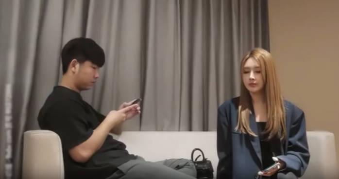 深夜場約了個氣質黃髮女孩啪啪，花臂紋身口交舔弄上位騎乘抽插猛操