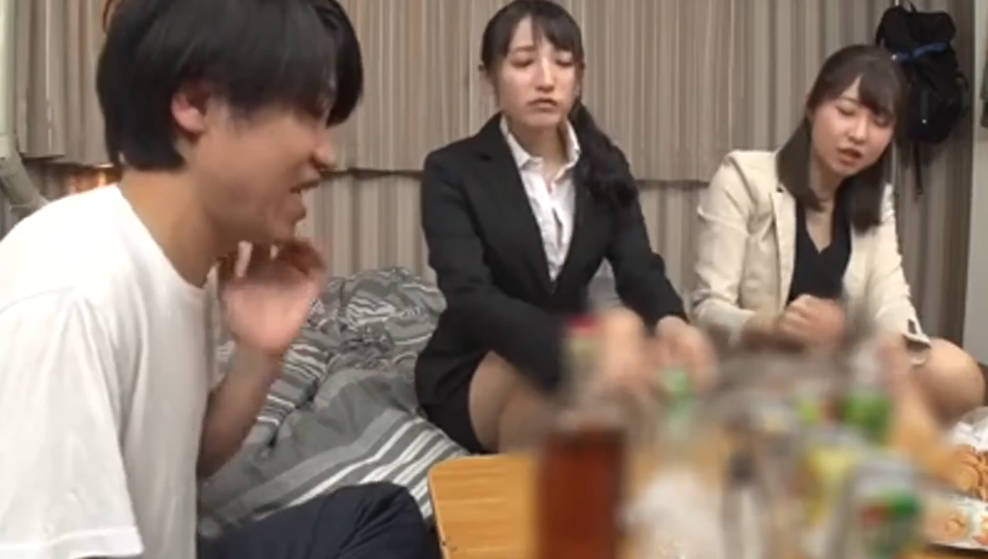 HUNTA-990ボクの目の前で憧れの先輩女子社員2人がまさかの濃厚キス＆イカせ合い！かと思ったらボクのイカせ合いに！會社の飲み會後、2人の先輩女子社員が… 