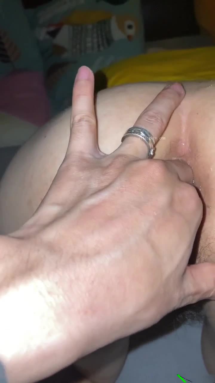 纹身哥酒店约炮19岁的小女友干完鲍鱼干菊花受不了了 