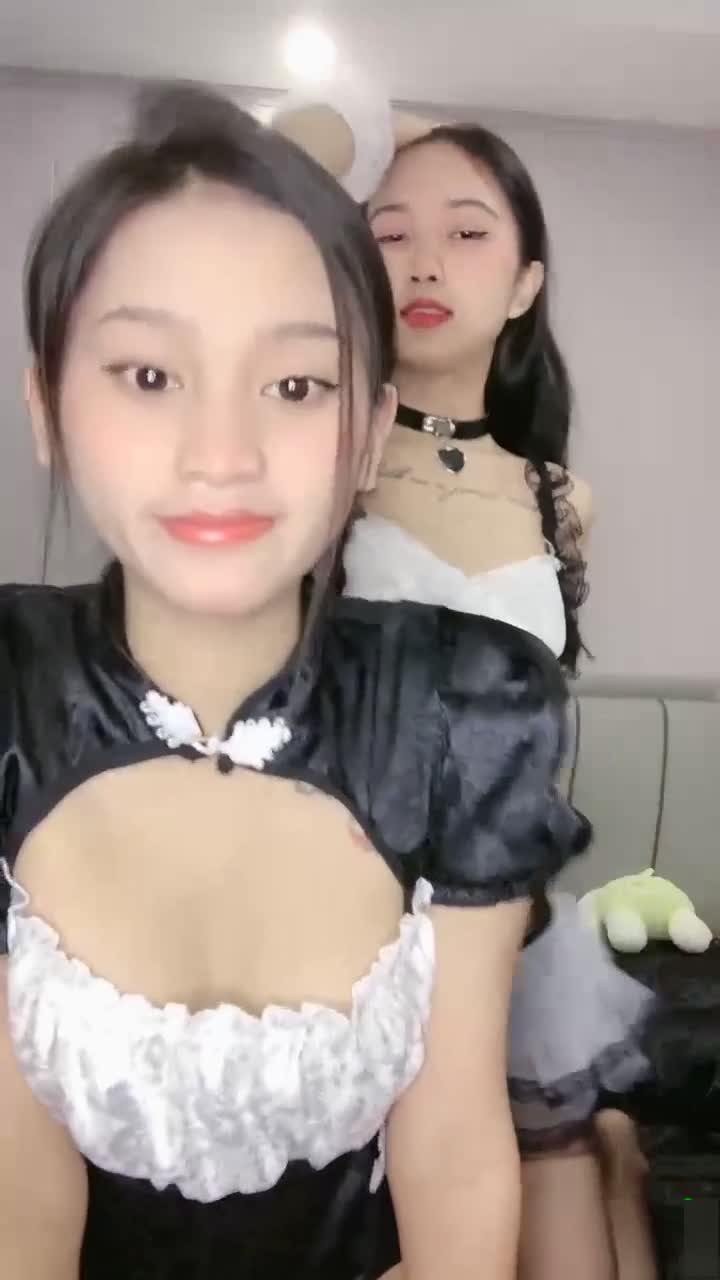 美少女姐妹花！女女激情大秀！情趣女仆装，互摸调情，跳蛋玩穴，一起翘屁股，自摸揉穴，娇喘呻吟 