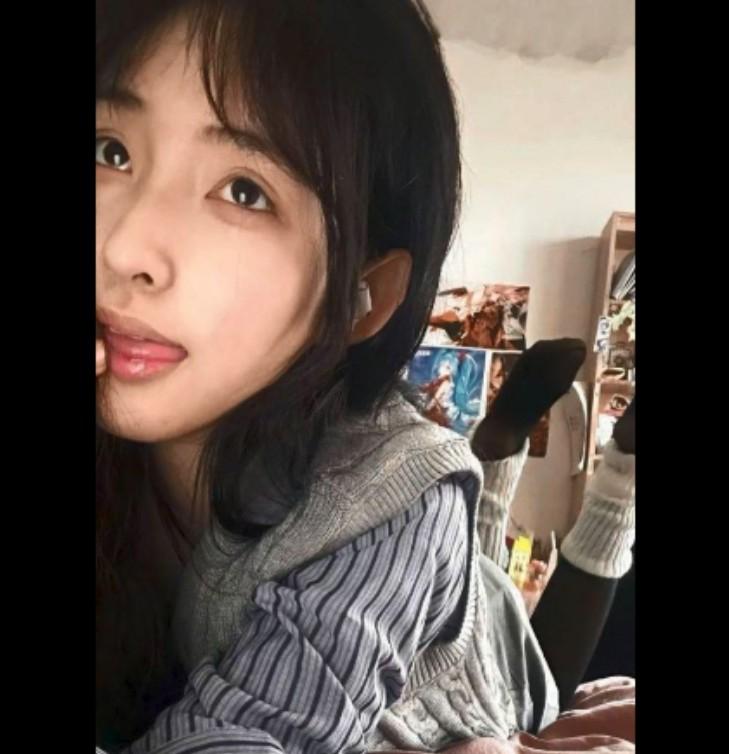 某平臺網紅女主播，掰開白嫩臀瓣，雙腿跪地對著鏡頭展示好身材