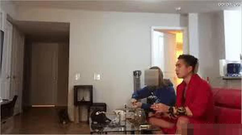 【精彩对白字幕】预约上门女按摩师自愿献身韩国大屌痞子私拍三约清瘦金发女技师沙发电影口交操逼