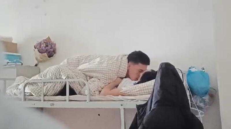 有個女的跑去男生宿舍跟人啪啪啪