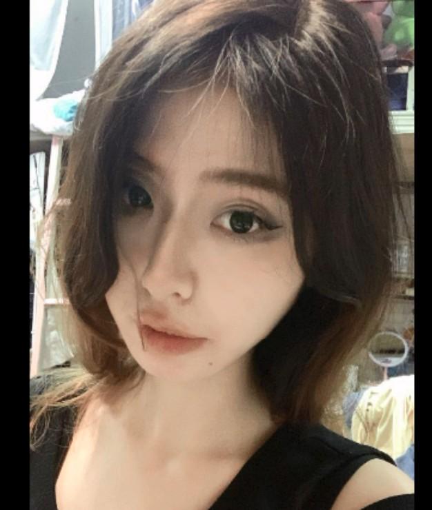 短髮神顏女大學生私下變身金主尤物