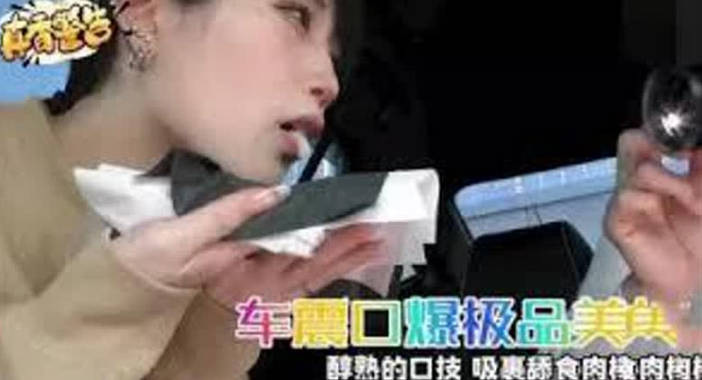 车震口爆极品美女，看上去很清纯却口技醇熟，吸裹舔食肉棒爆浆