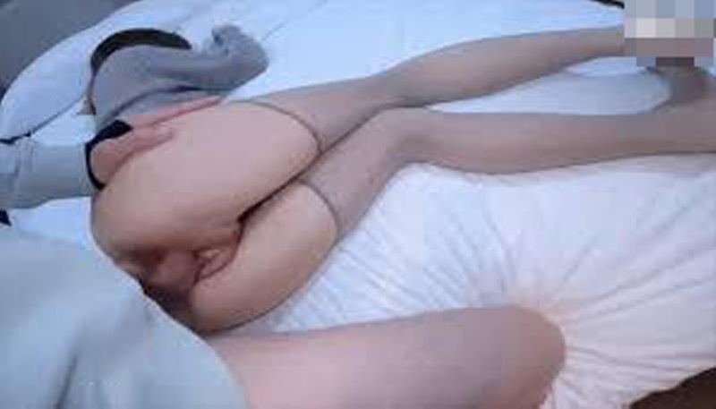 极品身材长腿美女悠悠，淫荡性感荡灰丝吊带！大屌无套内射无毛粉嫩美穴！