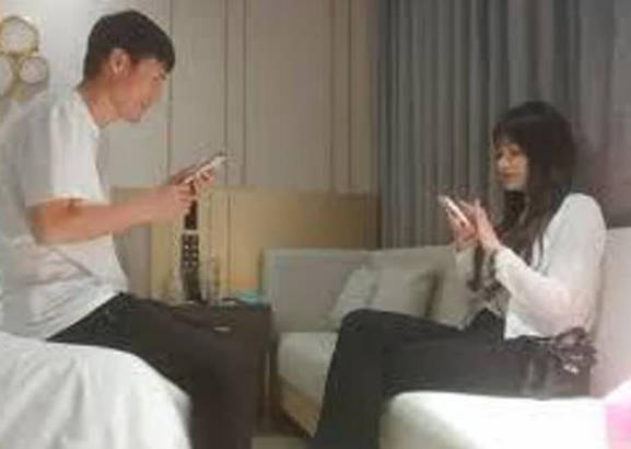 漂亮巨乳小姐姐你骚不骚骚真的很骚的身材丰腴逼毛浓密性格甜美69吃鸡舔逼后入猛怼大奶狂甩可惜小哥射的快