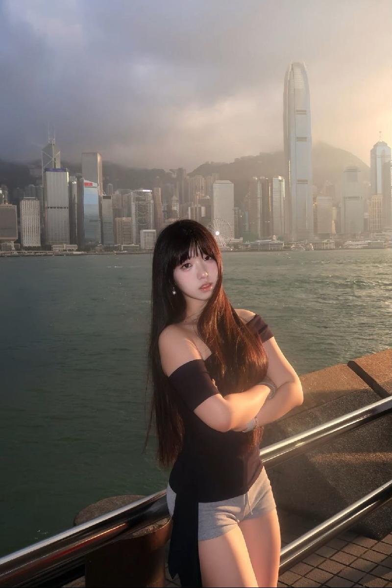 非常可爱和温柔的少女，被带头套的社会男人无情迷玩儿，最终内射