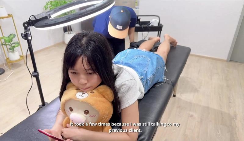 紋身師大哥受不了強行脫內內狂摳小穴