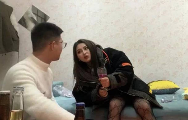 大胸女神，一直说不要 被大佬强上 手被咬出血