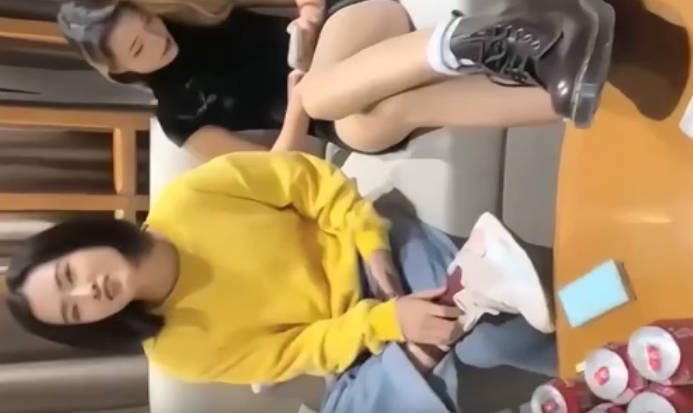 富二代包養三女，直播大秀大翹臀前戲充足撅這屁股拍對亮相！