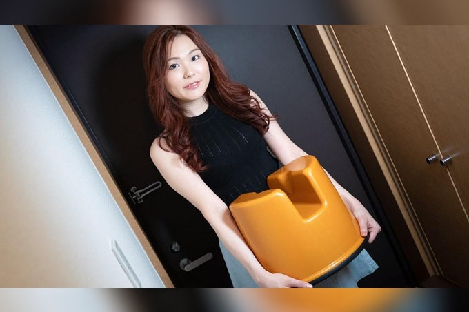 带一把淘气椅！我对于第一天上班感到很兴奋！新伴游女郎