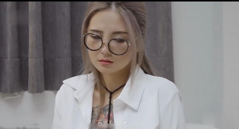 （劇情）家境不錯的小哥希望家教老師幫忙破處