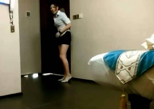 會所找騷女技師解開襯衫開檔黑絲騎乘位大屁股猛砸