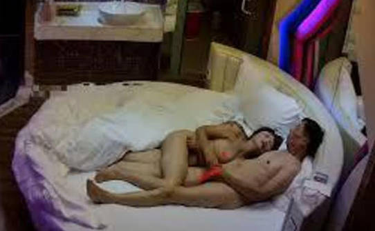 两对中年“情侣”钟点房私会少妇舔脚情人媚眼