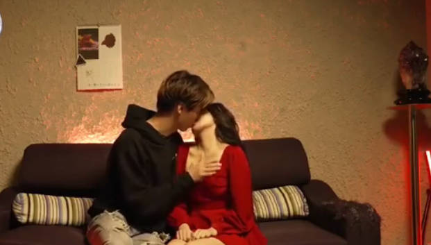 金魚報恩情人節變成美女陪小夥做愛親吻口活後入很甜蜜