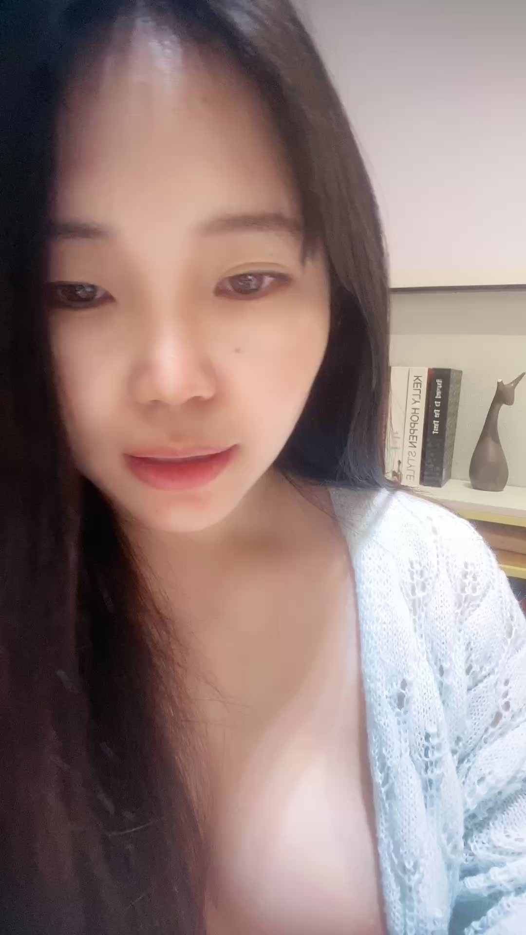 二零二五四月十一号_月亮躲在云朵1