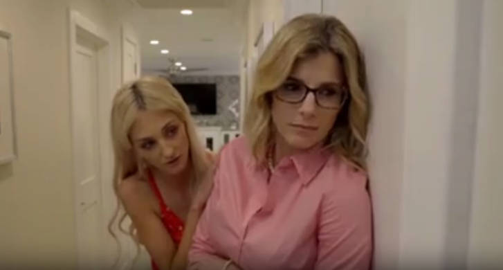 媽媽，他的雞巴卡在吸塵器裡