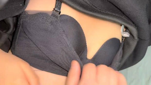 小姨子喝醉了趴在沙发上！