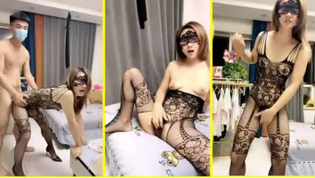 逼毛多多的小骚妇穿上性感的高跟情趣丝袜跟纹身小哥激情啪啪，口交大鸡巴舔逼呻吟，多体位蹂躏爆草呻吟可射