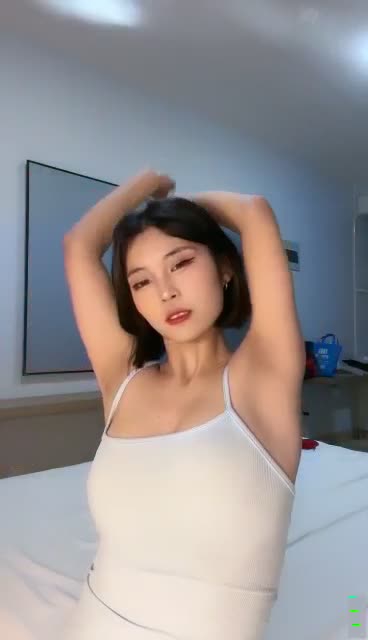 烈焰红唇短发御姐！近期下海收费房！性感红色短裙，扭腰摆臀诱惑一番，拿出假吊暴插蝴蝶B  