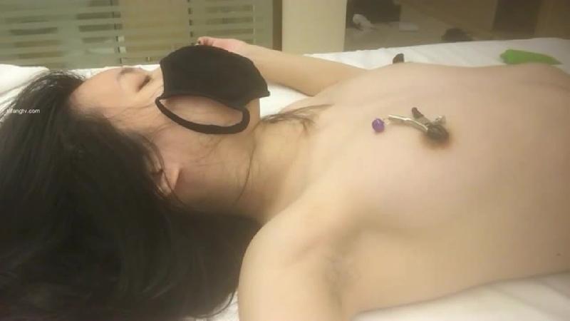 小伙酒吧門口撿到一位不省人事的小姐姐帶回酒店各種姿勢幹都醒不過來 