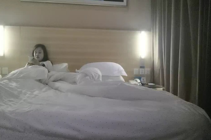 22岁兼职幼师 清秀温柔 肤白貌美 小伙体力过人插得淫水不断 掰开鲍鱼看特写角度多变 