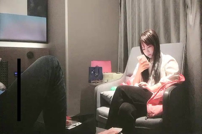 圆脸粉衣妹子 口交舔弄抽插猛操搞一半掉了 