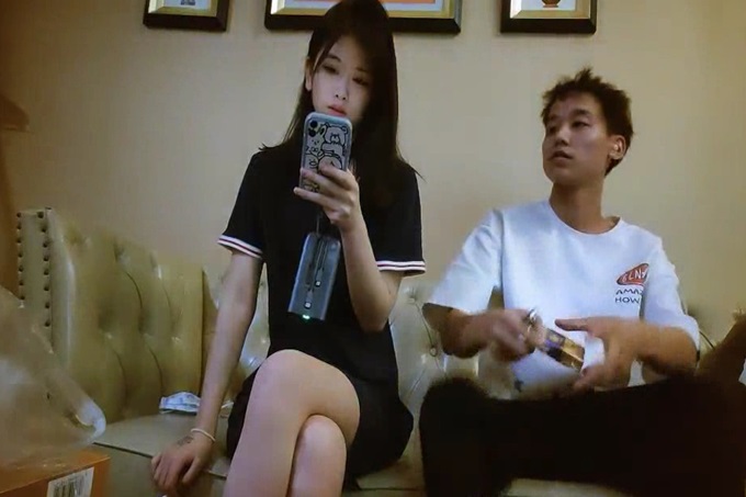 今天19岁小萝莉 苗条乖巧 柳腰蜜桃臀 换上黑丝真诱人 沙发舔穴水汪汪 超警觉发现了镜头 