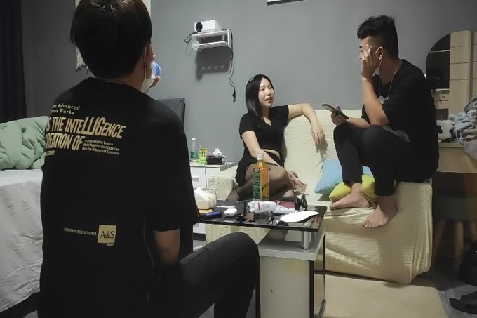 今夜换外围 2600网约漂亮女神 粉胸翘臀 沙发女上位激情四射 兄弟围观尤物高潮