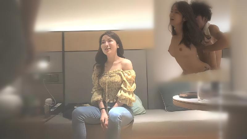 約了兩個妹子留一個啪啪 抬腿側入抽插猛操搞得呻吟連連 