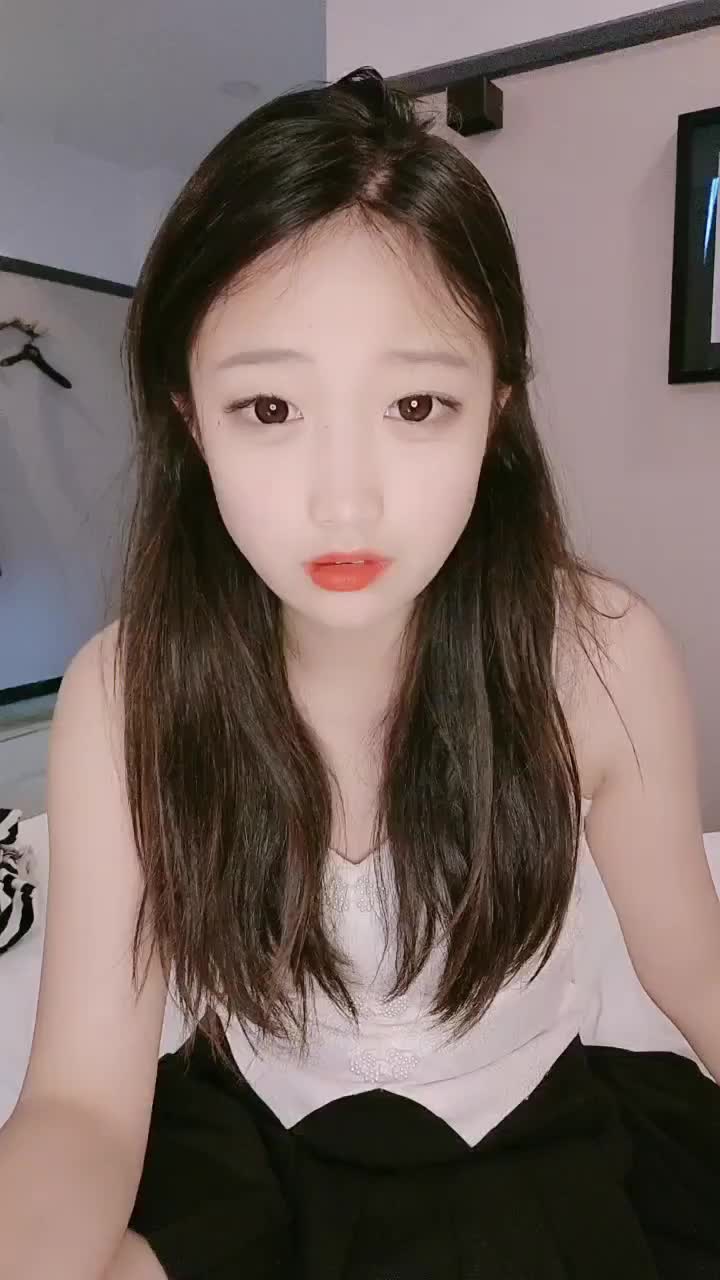 绝美大屁股，极品长腿，【谷谷的养乐多】，粉嫩蝴蝶逼，男友抠的喷水，爽了再插入鸡巴 无套干翻内射 