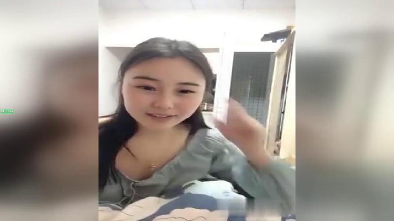 漂亮可愛的小美女和紋身男鴛鴦浴口交床上打炮  
