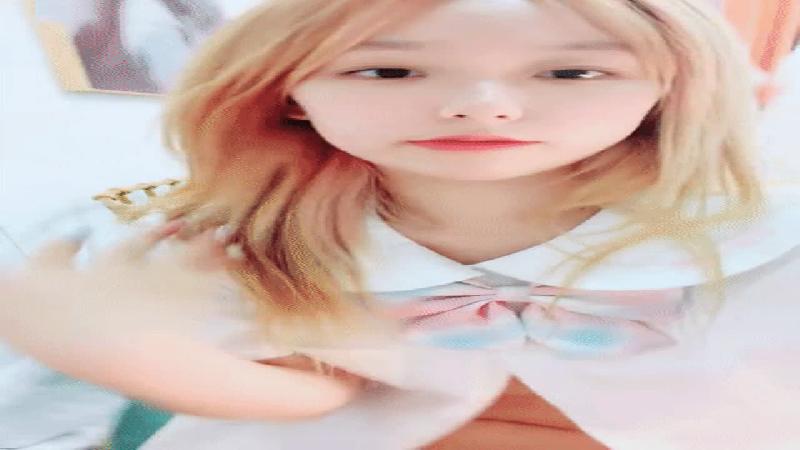 金发卡哇伊萌妹【漫画川】JK装短裙诱惑地上脱下内裤跳蛋磨蹭手指猛扣搞得小穴湿湿