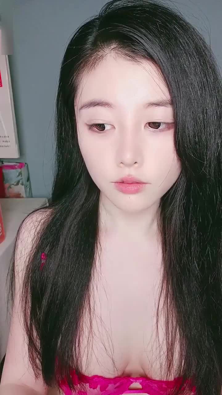 气质高冷颜值女神！难得收费房自慰！情趣露奶装，白嫩美乳露出，玻璃棒抽插嫩穴，爽的流出白浆 