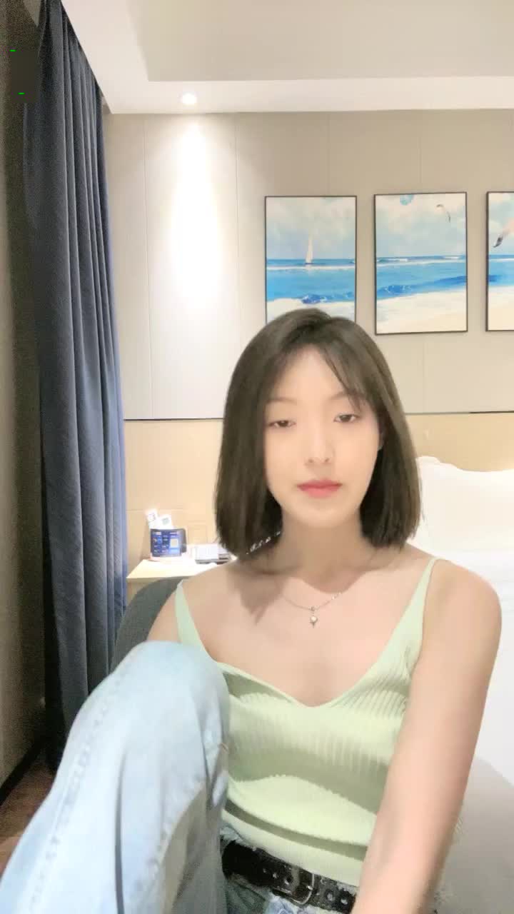04年艺校妹妹！短发甜美颜值超顶！独自酒店诱惑，穿上情趣内衣，细腰贫乳，自摸多毛骚穴，手指扣弄  