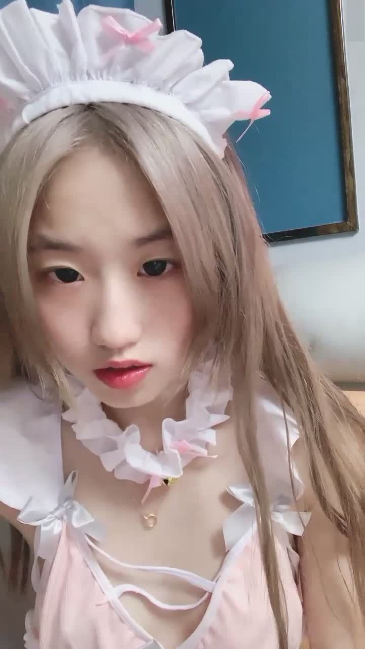 情趣女仆装！超嫩美少女！新人下海收费房，微毛粉嫩小穴，掰开特写超紧，没人操很可惜 