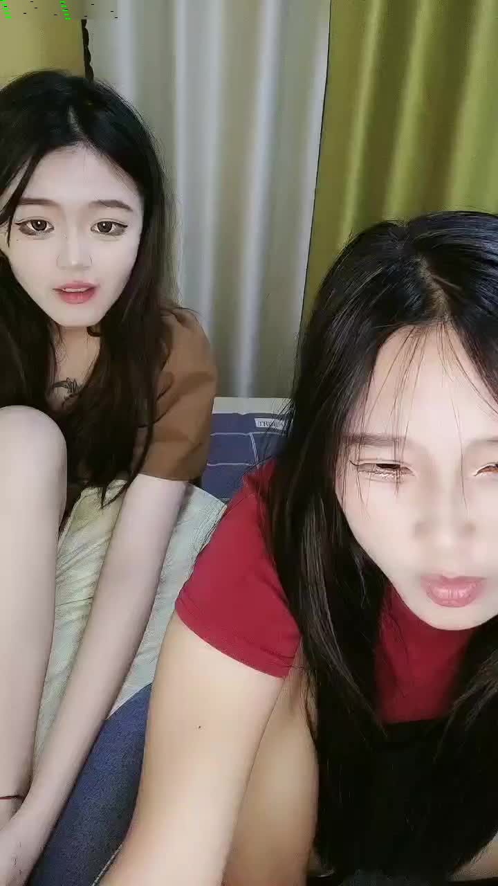 新人下海两个嫩妹妹！SM捆绑挺会玩！手铐口塞，绑着腿张开，跳蛋震动阴蒂，闭眼享受很爽