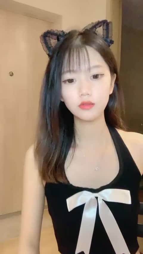 新人，正宗校花下海，【小芊】，抖音小网红，小脸蛋多带劲，扑面而来的少女气息