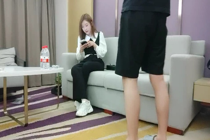 笑起来甜美外围小姐姐 舌吻扣穴调情 深喉口交揉捏奶子 抬腿侧入抽插妹纸操爽了 