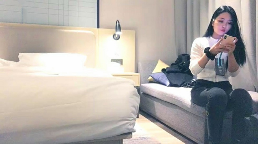 黄先生今晚硬邦邦探花肌肉男约了个牛仔裤妹子，穿上黑丝69姿势舔逼大力抽插猛操