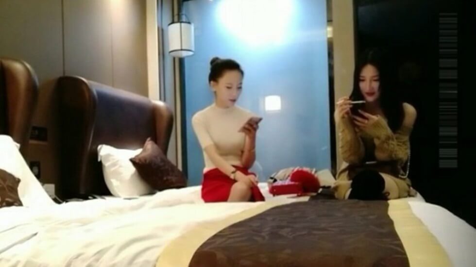 (全国探花)铁牛哥应粉丝要求和兄弟约炮很骚的双女闺蜜首次上演4p大战对白精彩  